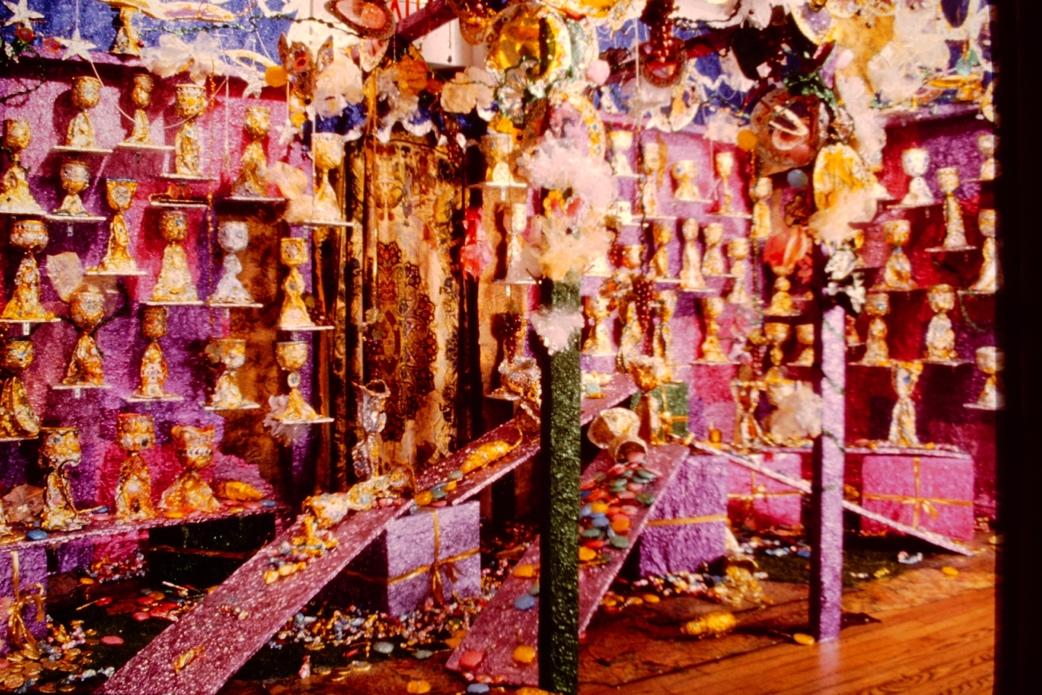 A room with many objects

Description automatically generated